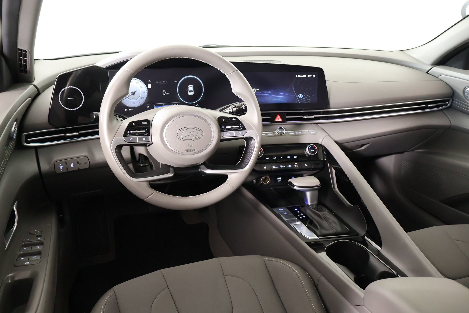 Used 2024 Hyundai Elantra SEL w/ Convenience Package image 2