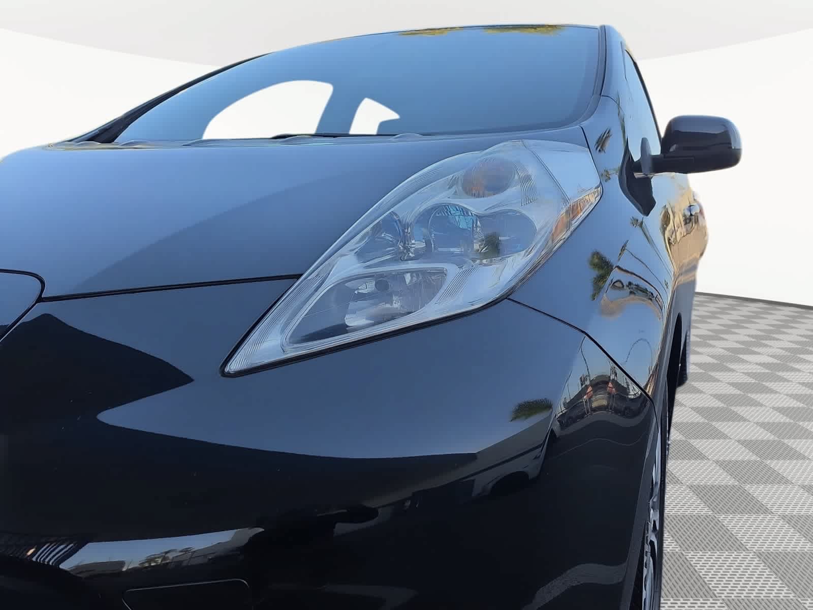 Used 2017 Nissan Leaf SL w/ Premium Package FWD image 4