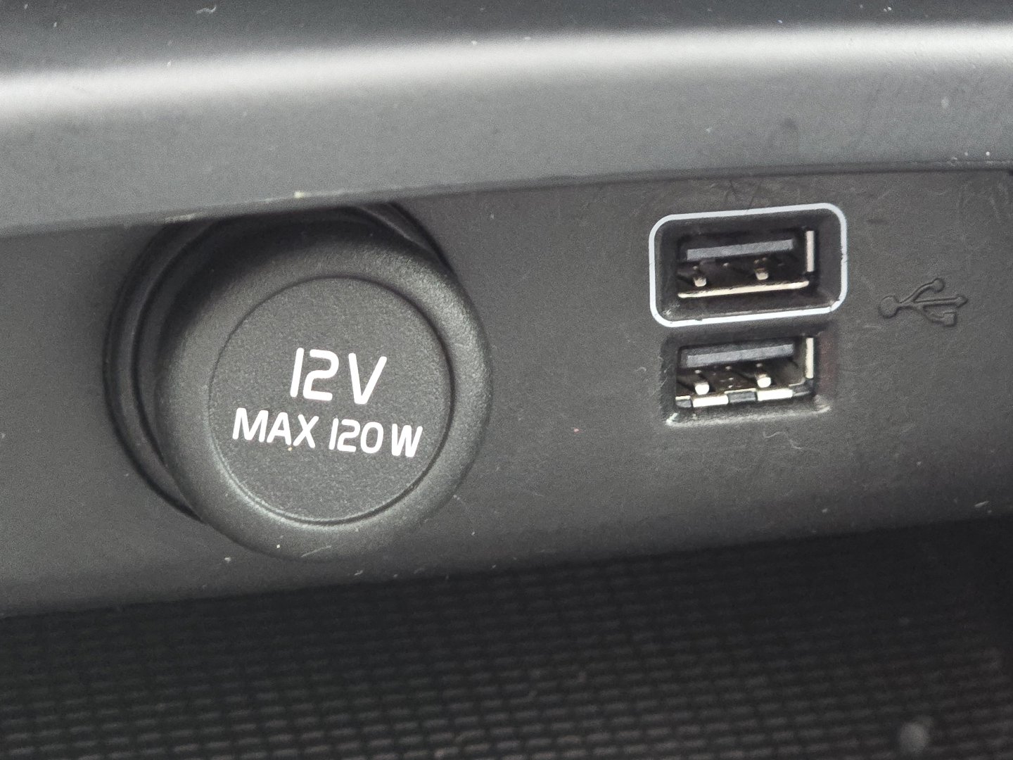 Used 2021 Volvo XC40 T5 Momentum w/ Premium Package image 18