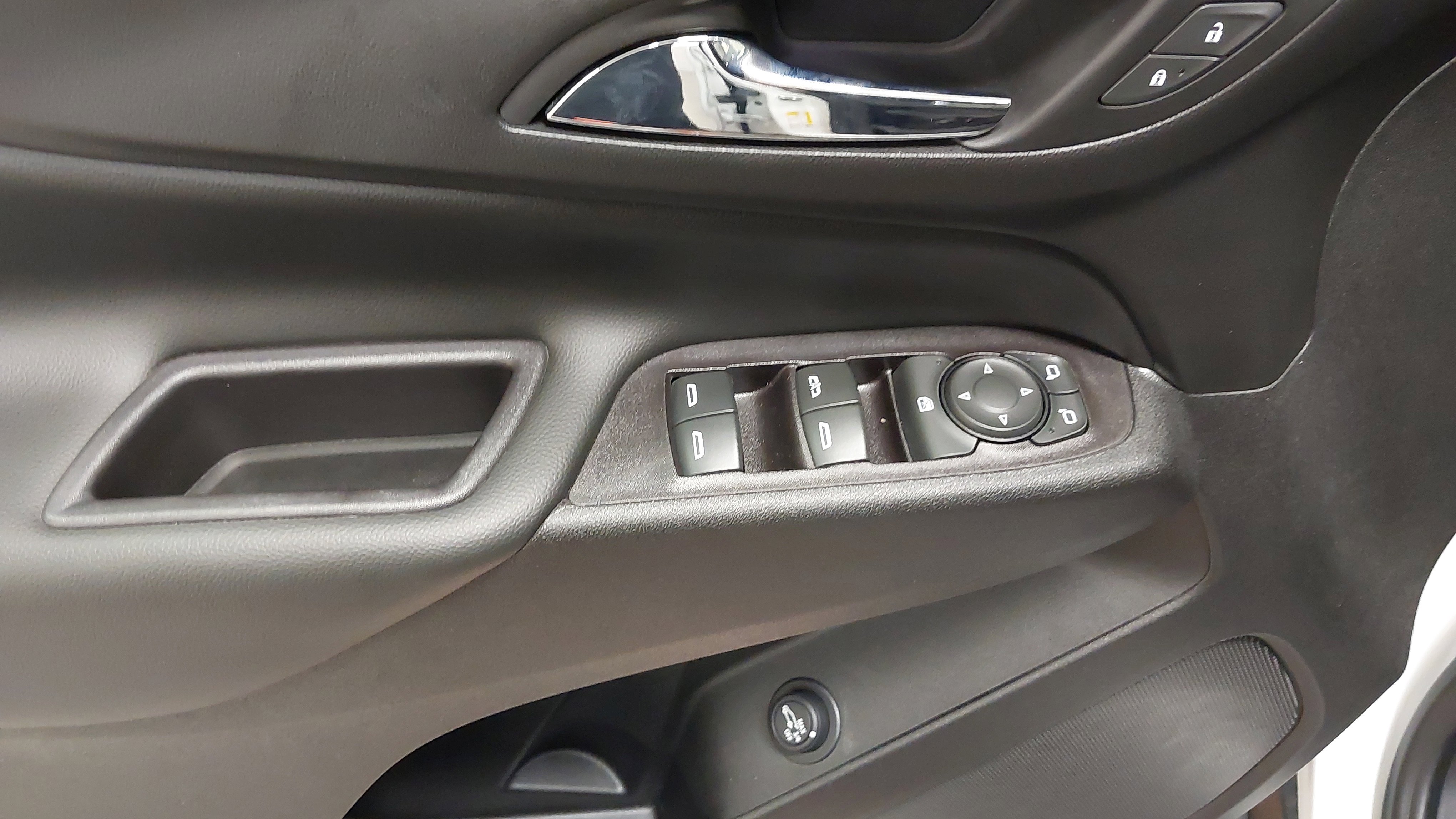 Used 2020 Chevrolet Equinox LT image 25