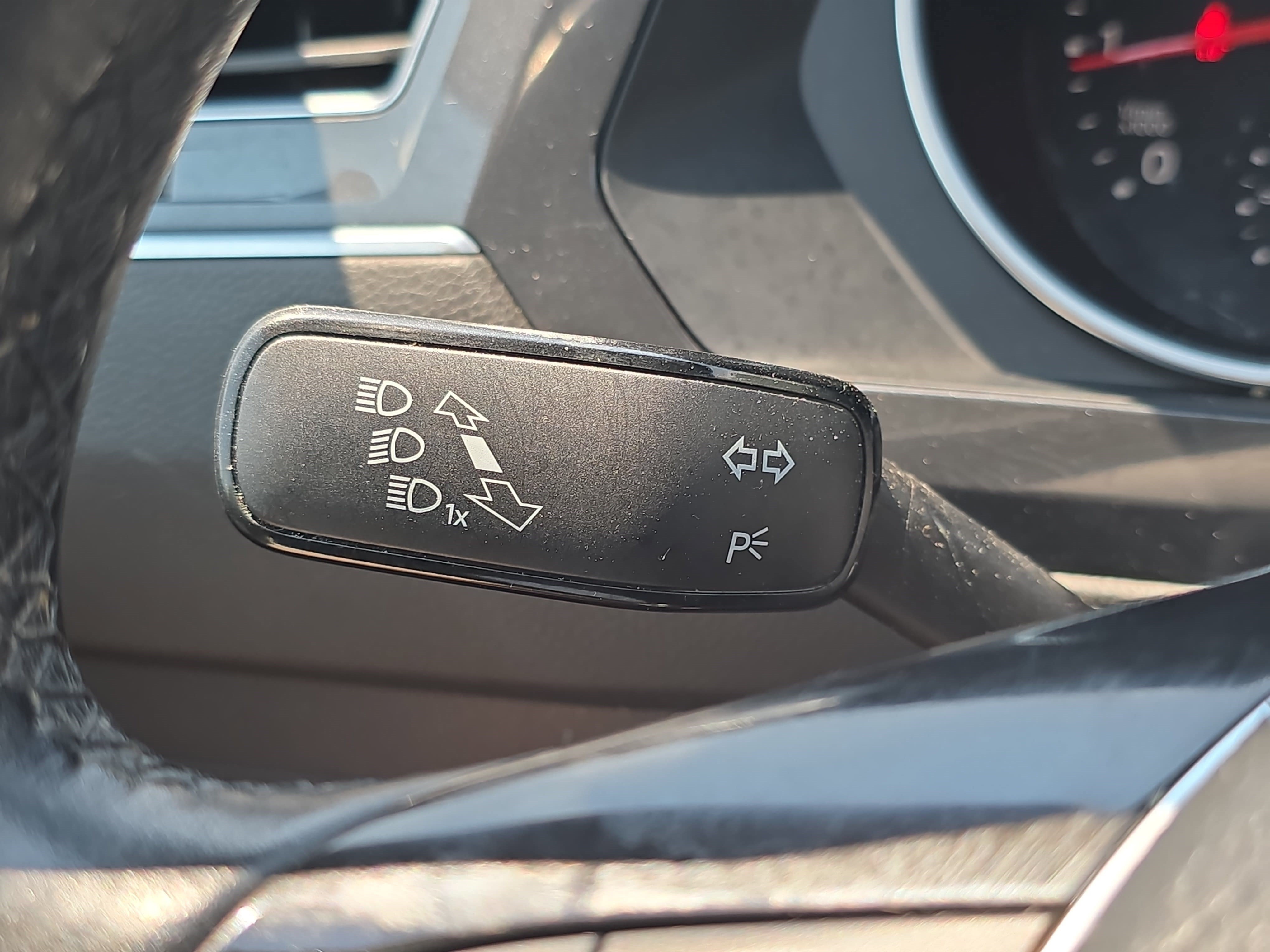 Used 2018 Volkswagen Tiguan SE w/ Panoramic Sunroof Package FWD image 25
