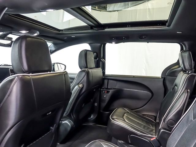 Used 2025 Chrysler Pacifica Limited FWD image 16