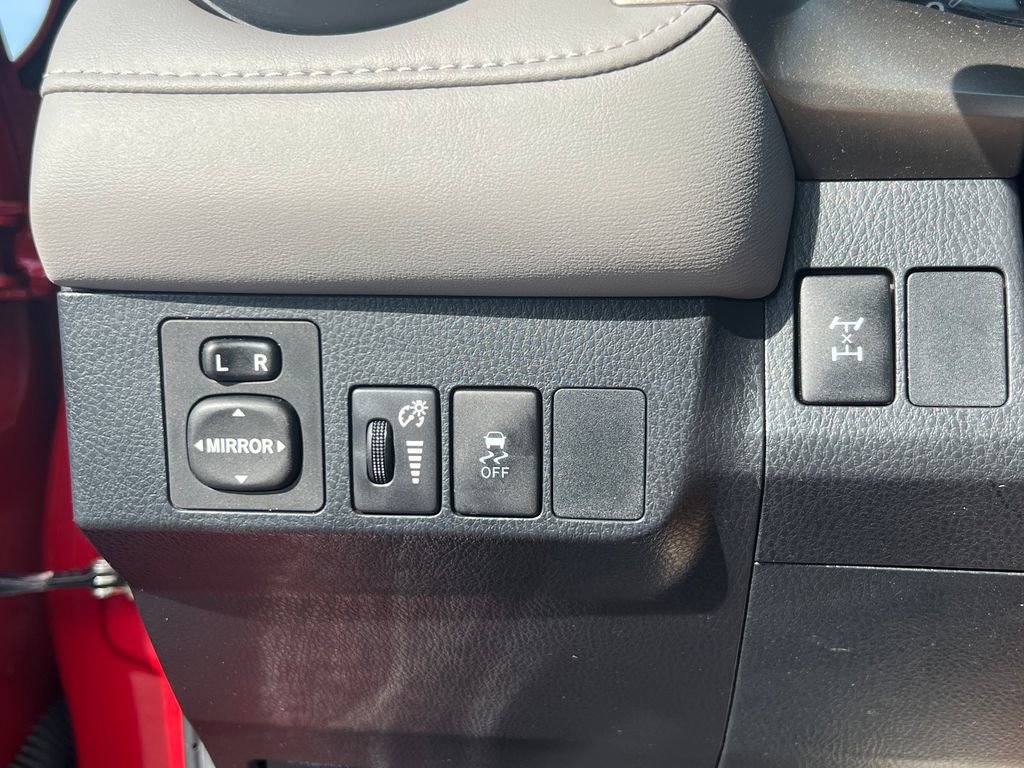 Used 2015 Toyota RAV4 XLE AWD/4WD image 19