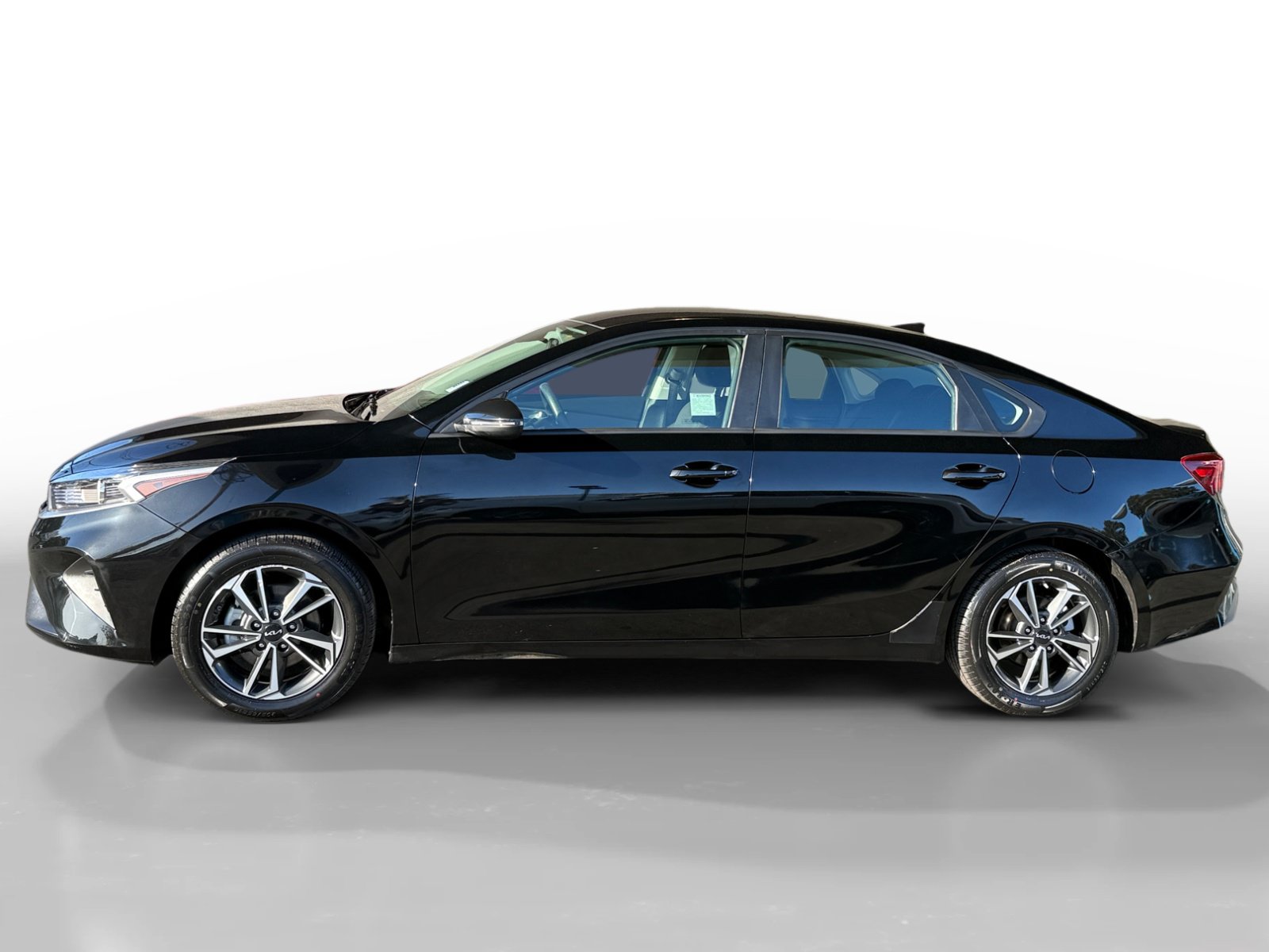 Used 2024 Kia Forte LXS w/ LXS Technology Package FWD image 2