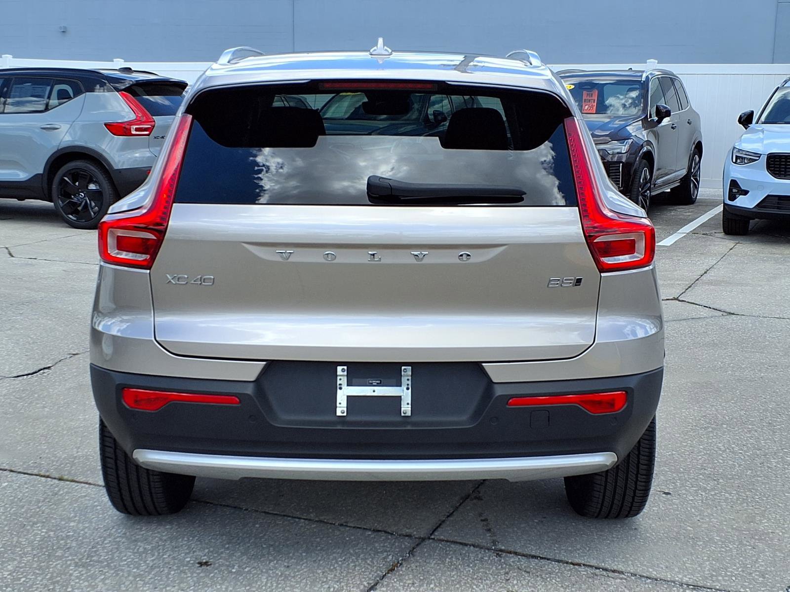 Certified 2023 Volvo XC40 B5 Plus w/ Driver Assist Package AWD/4WD image 6