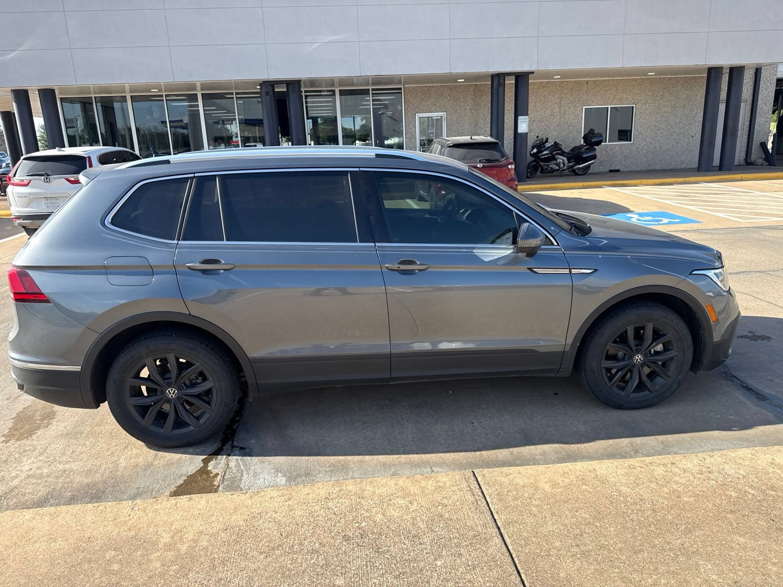 Used 2024 Volkswagen Tiguan SE FWD image 8