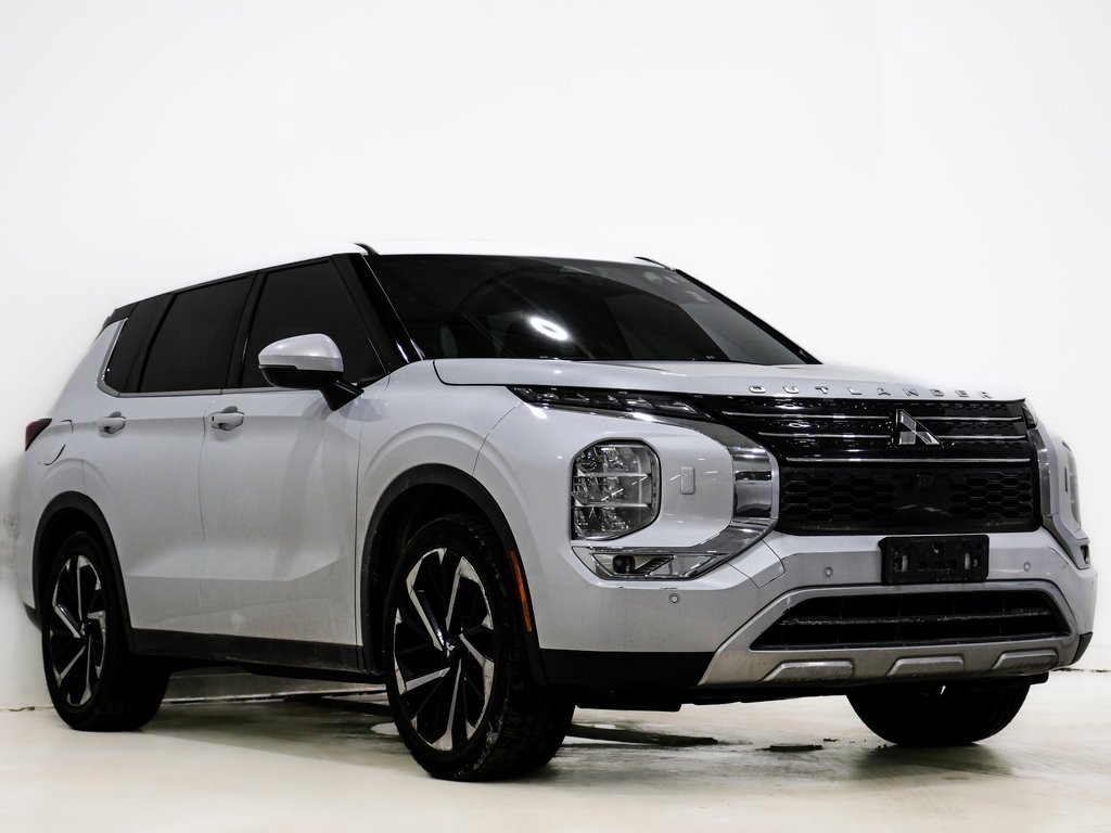 Used 2022 Mitsubishi Outlander SE image 1