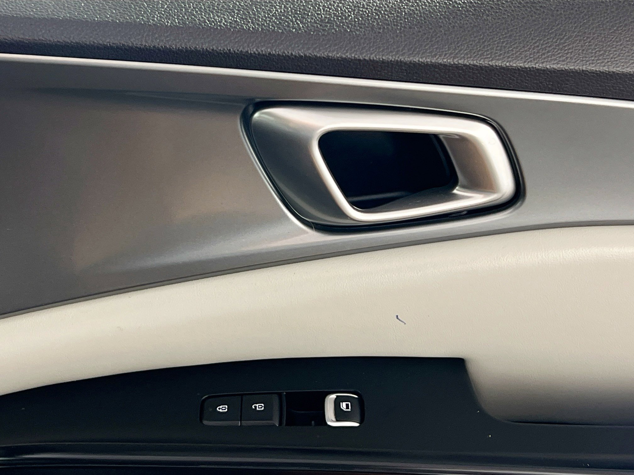 Used 2023 Kia Carnival LX image 32