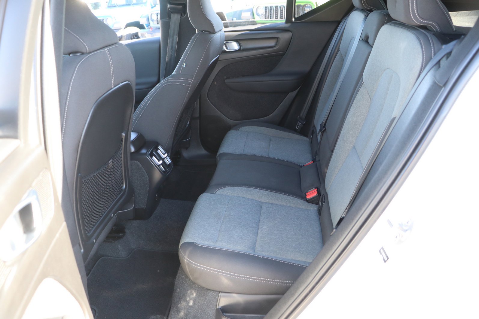 Used 2024 Volvo XC40 B5 Core image 27