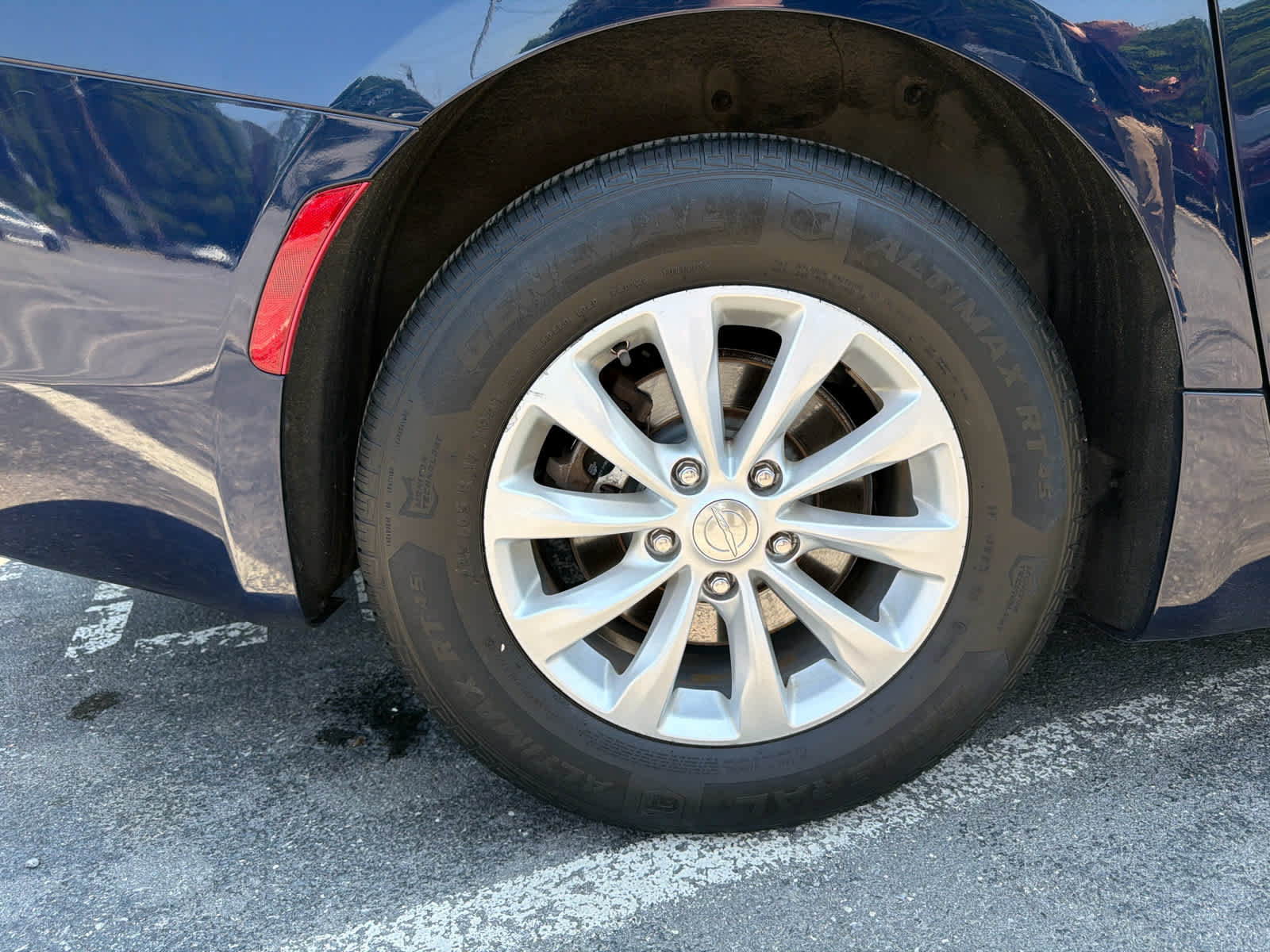 Used 2017 Chrysler Pacifica Touring w/ Tire & Wheel Group FWD image 11