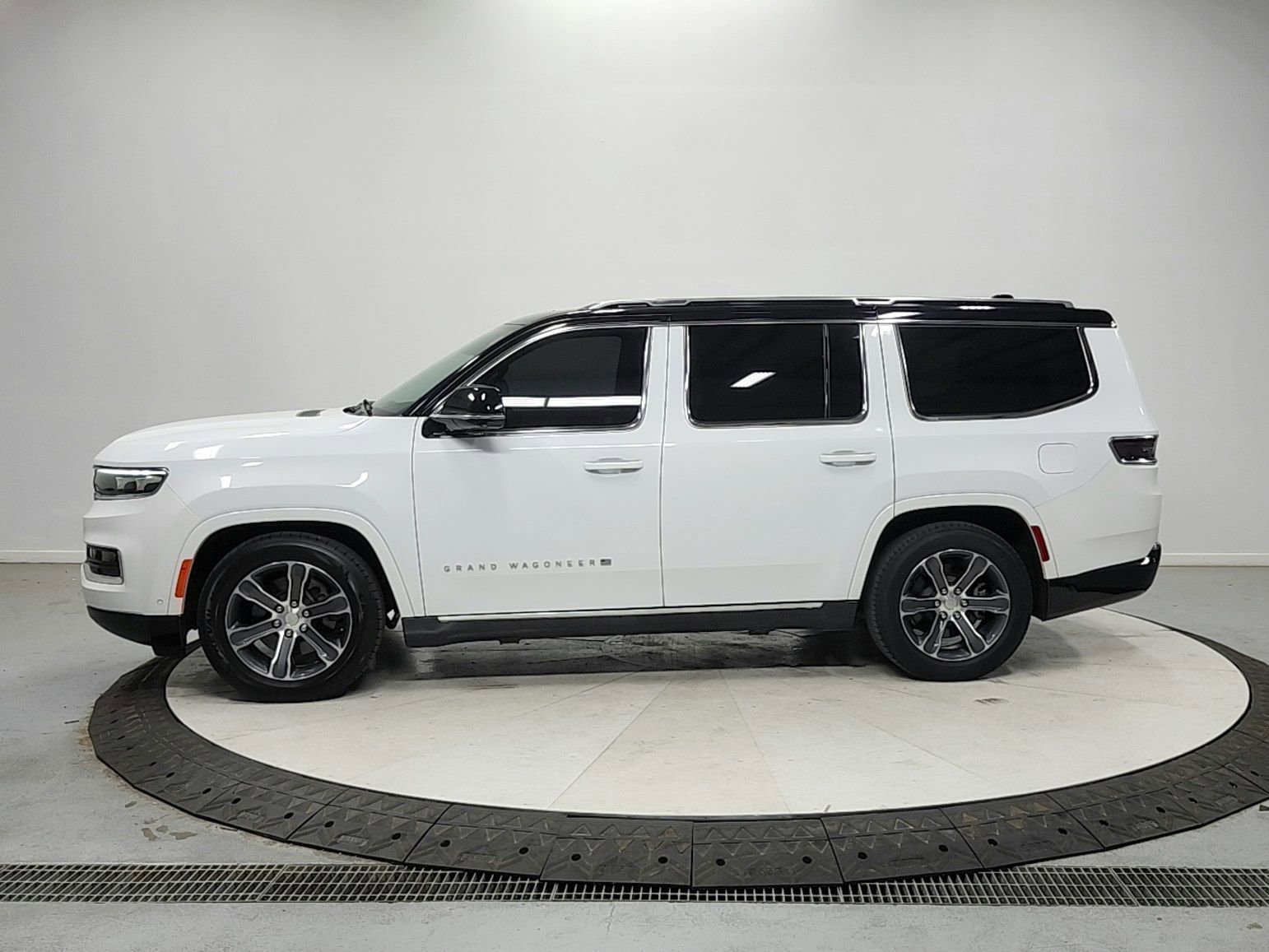 Used 2023 Jeep Grand Wagoneer 4WD image 4