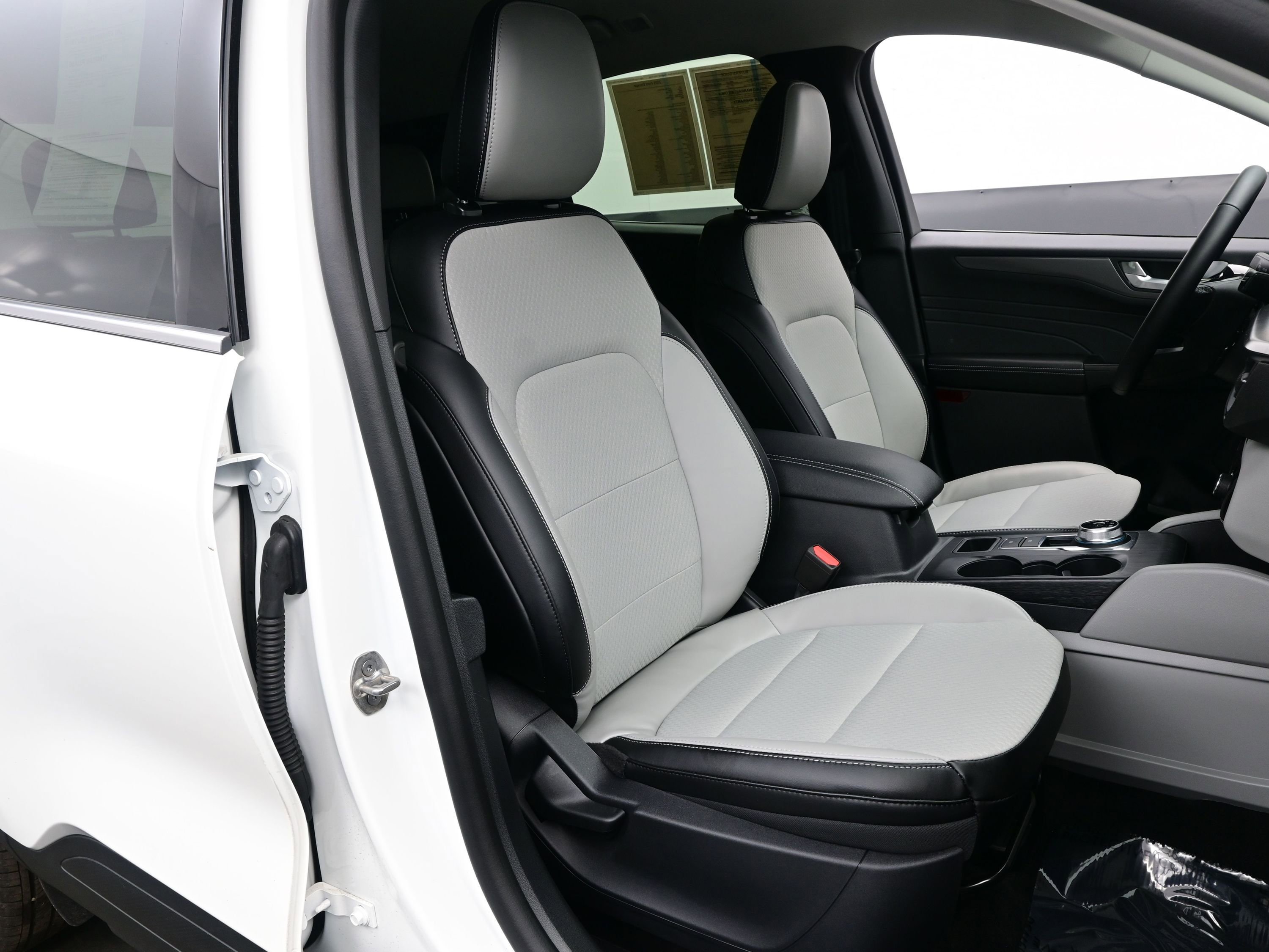 Used 2025 Ford Escape SE image 14