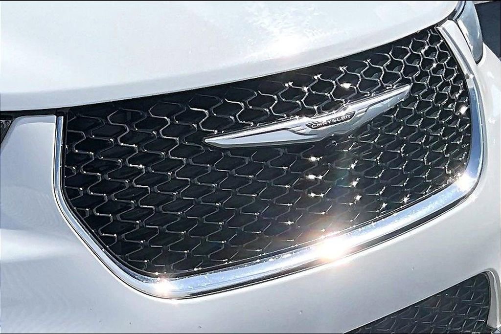 Used 2023 Chrysler Pacifica Limited image 34