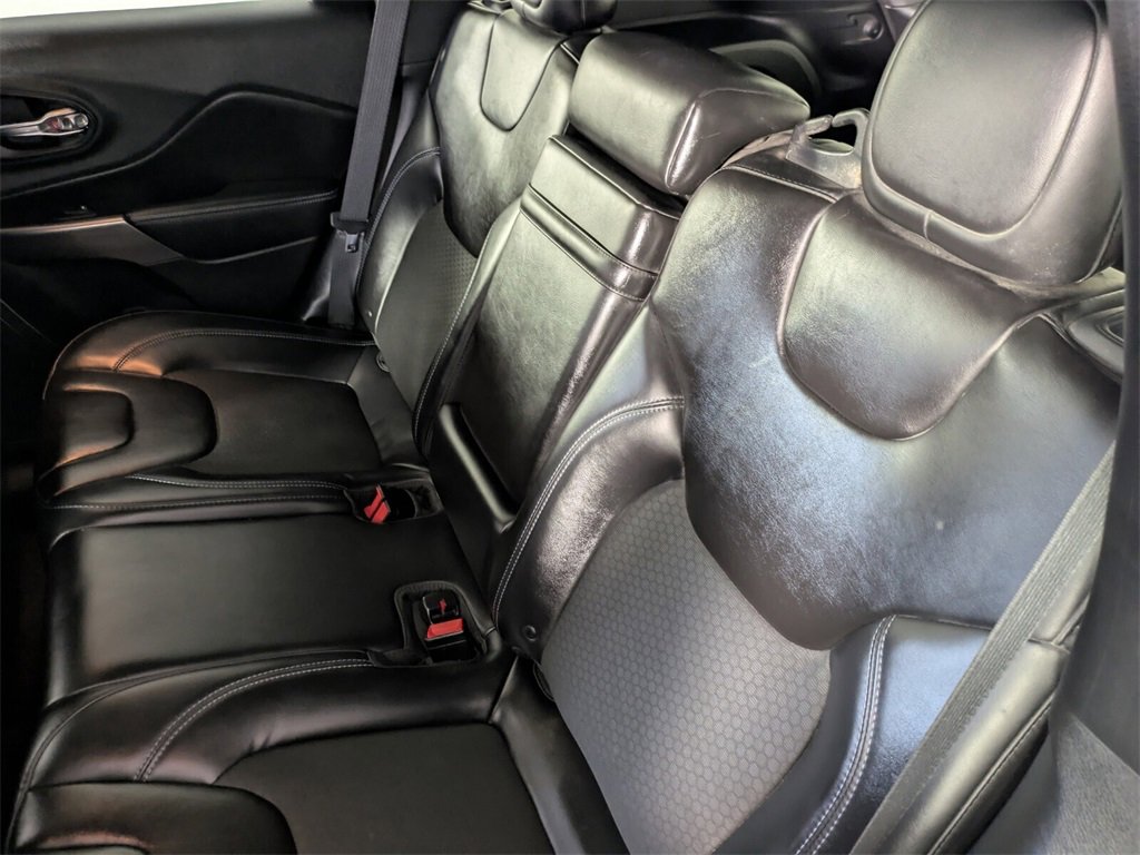 Used 2019 Jeep Cherokee Latitude Plus w/ Comfort/Convenience Group image 16