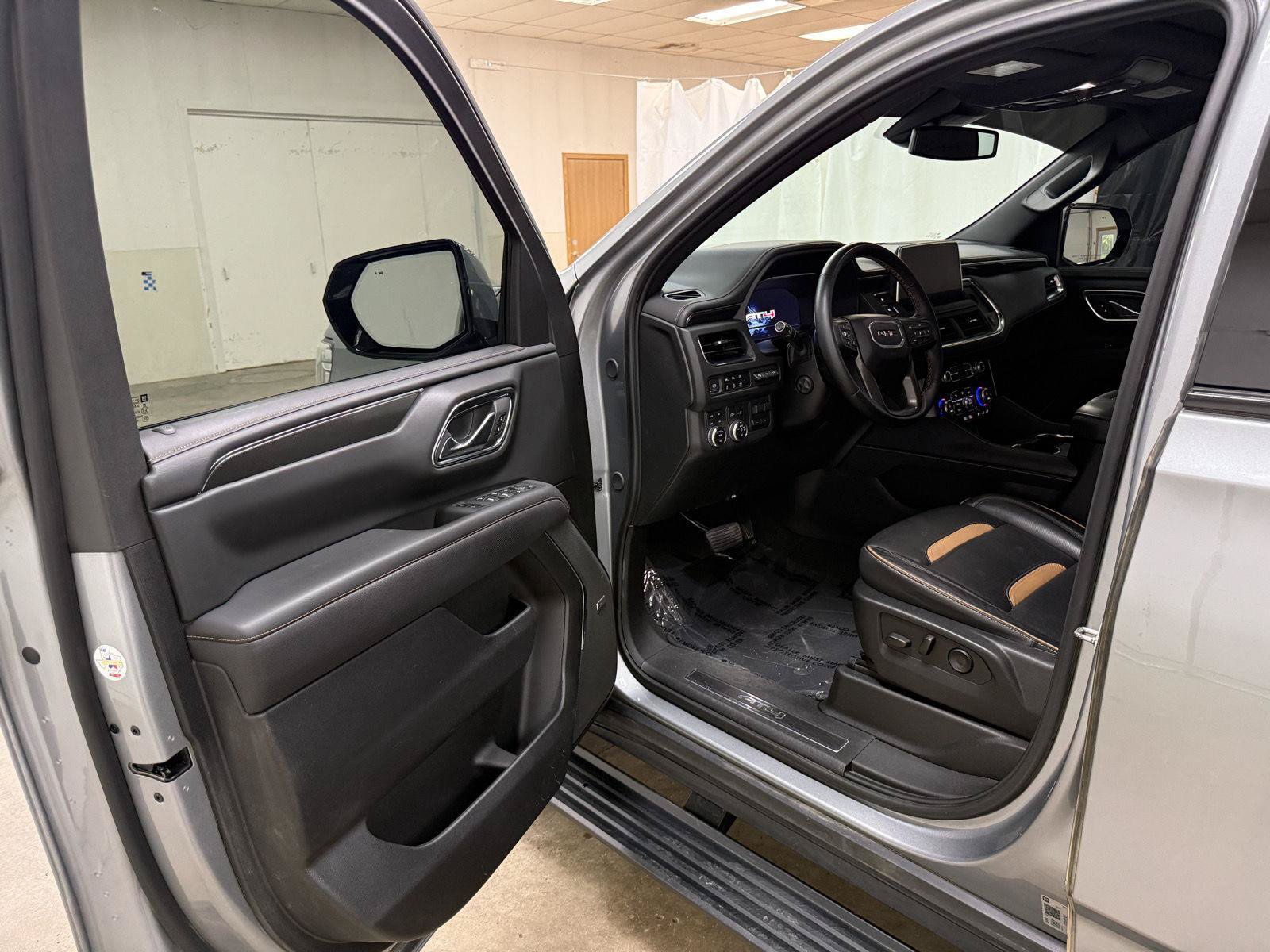 Used 2024 GMC Yukon XL AT4 w/ AT4 Premium Plus Package AWD/4WD image 8
