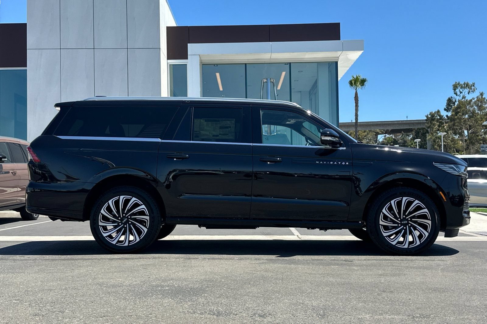 New 2026 Lincoln Navigator L Black Label AWD/4WD image 2
