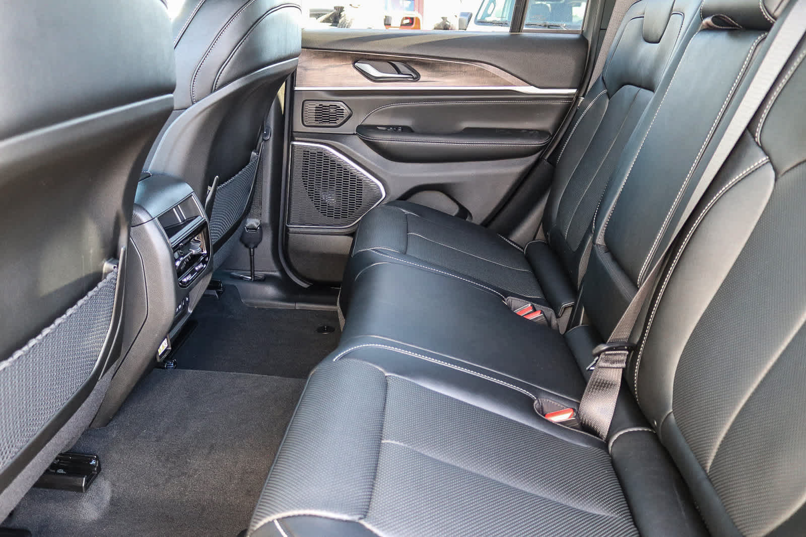 New 2027 Jeep Grand Cherokee Limited AWD/4WD image 18