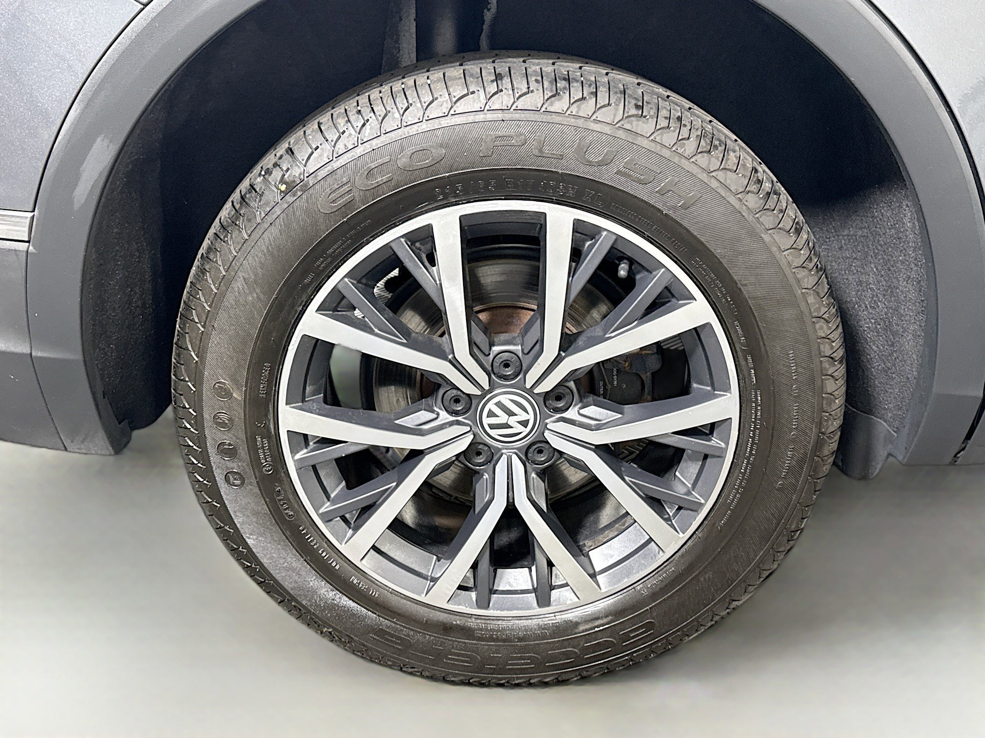 Used 2020 Volkswagen Tiguan SE image 33