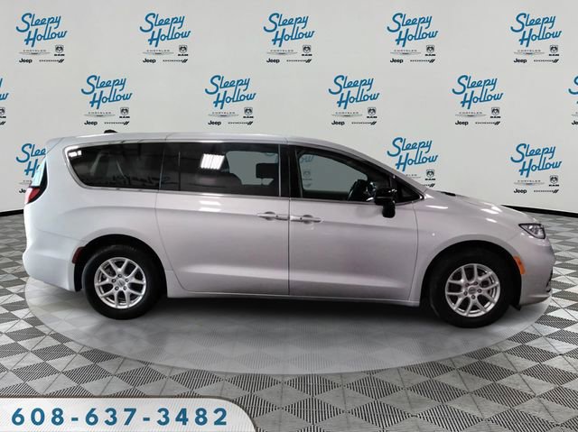 Used 2024 Chrysler Pacifica Touring-L image 4