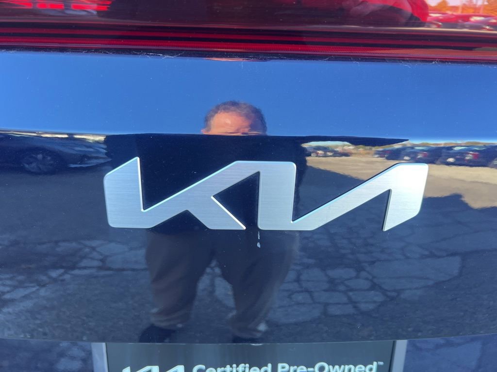 Certified 2025 Kia Carnival EX image 31
