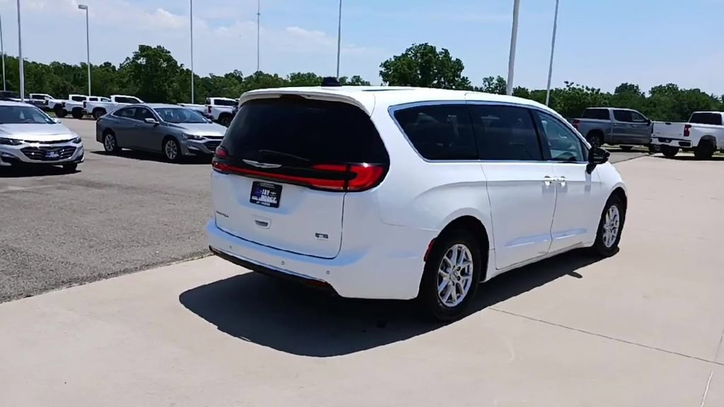 Used 2024 Chrysler Pacifica Touring-L FWD image 8
