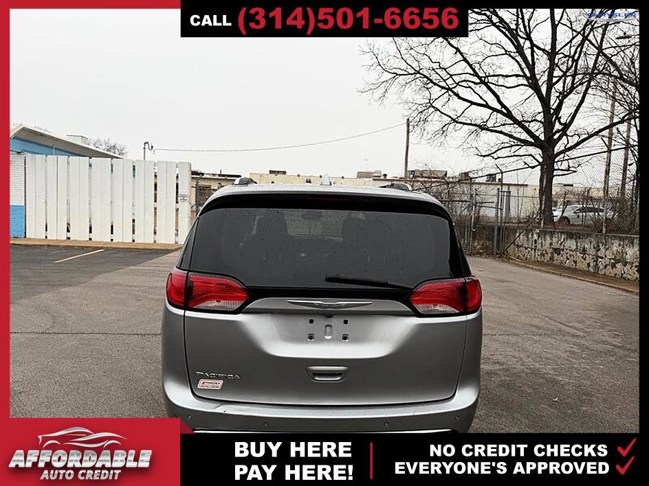 Used 2017 Chrysler Pacifica Touring-L Plus FWD image 4