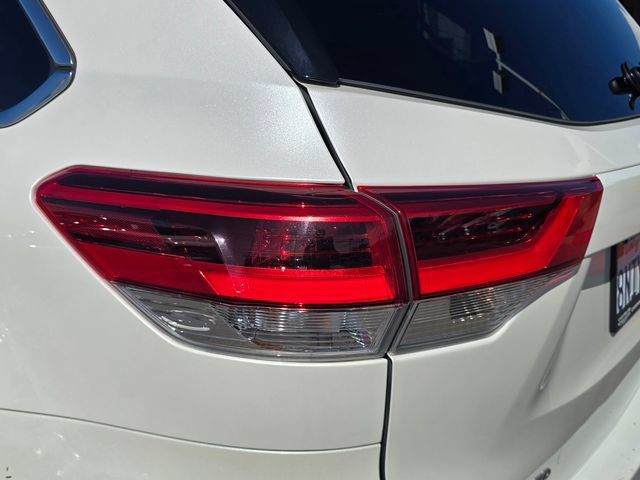 Used 2019 Toyota Highlander XLE AWD/4WD image 28