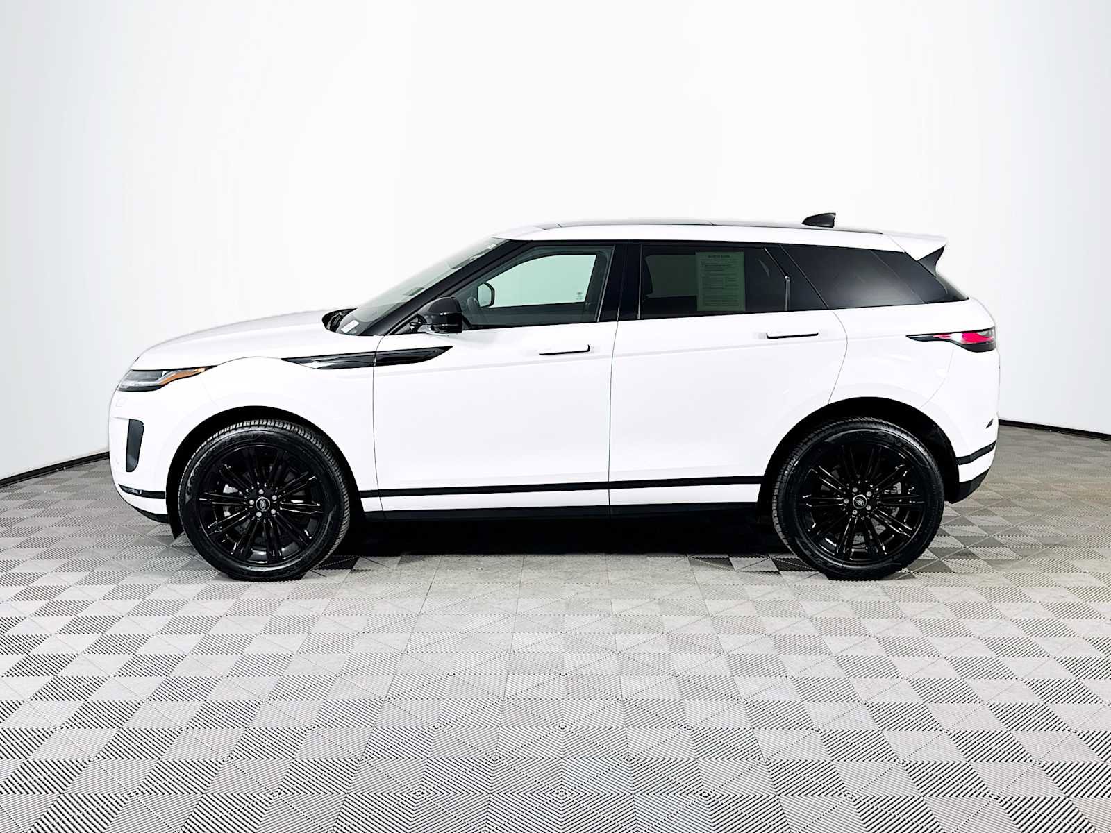 Used 2025 Land Rover Range Rover Evoque S image 8