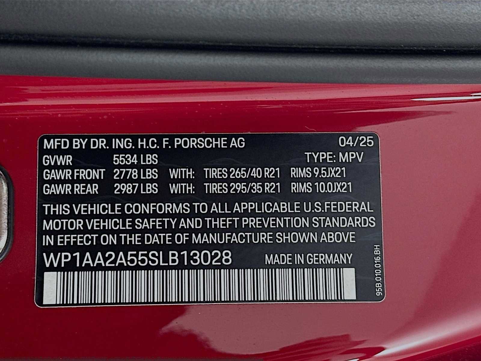 Certified 2025 Porsche Macan AWD/4WD image 33