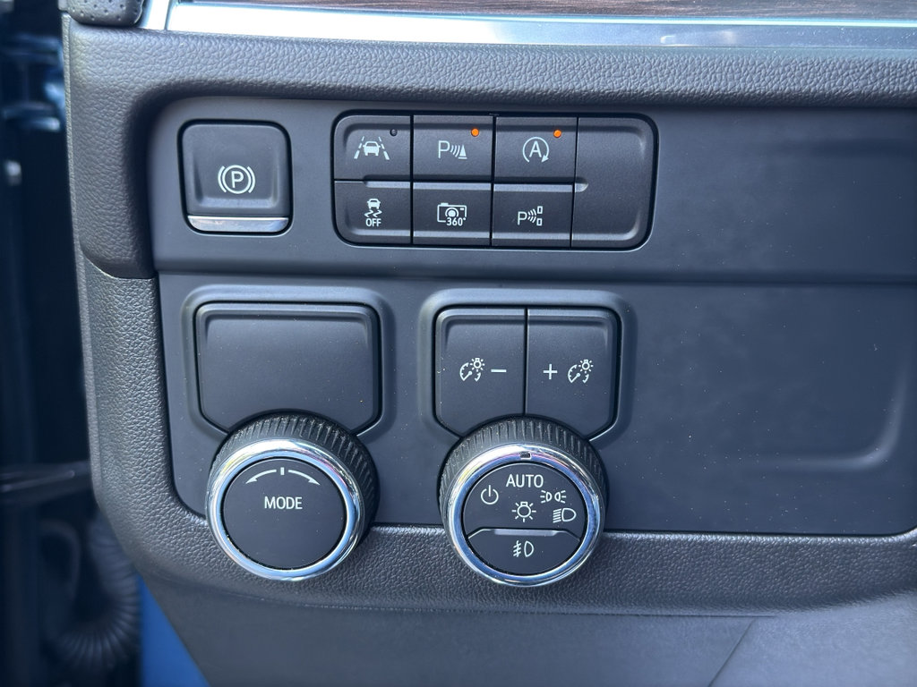 Used 2025 Chevrolet Suburban Premier image 19