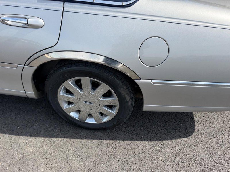 Used 2005 Lincoln Town Car Signature Limited image 7