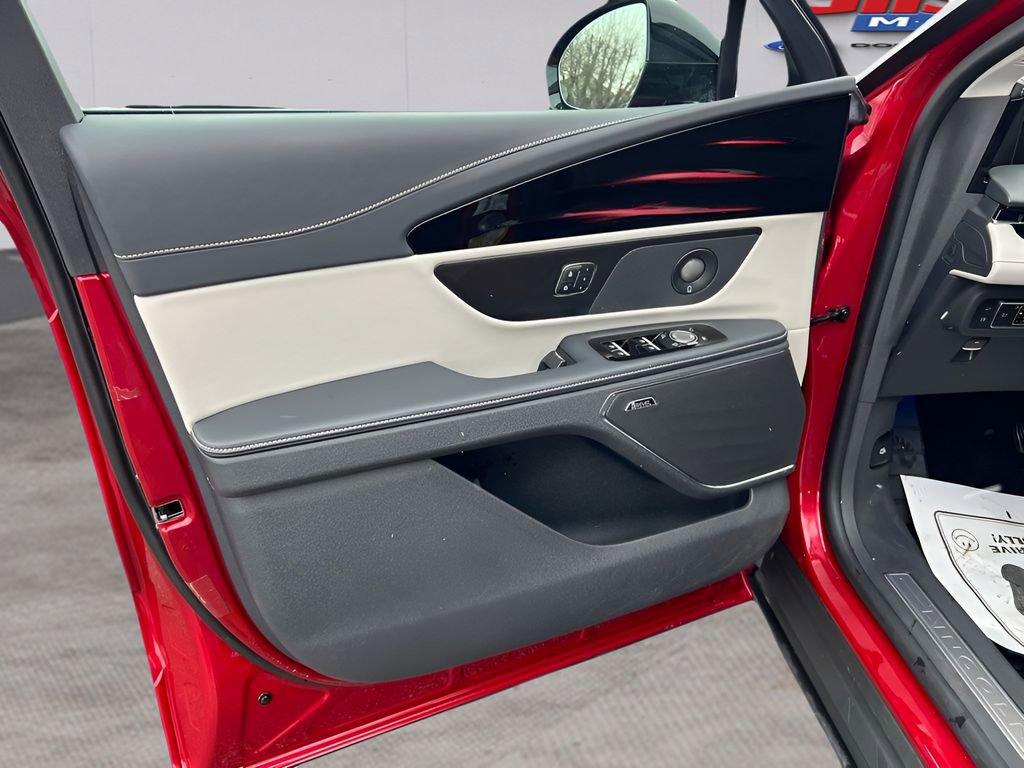 Used 2025 Lincoln Nautilus Reserve image 11