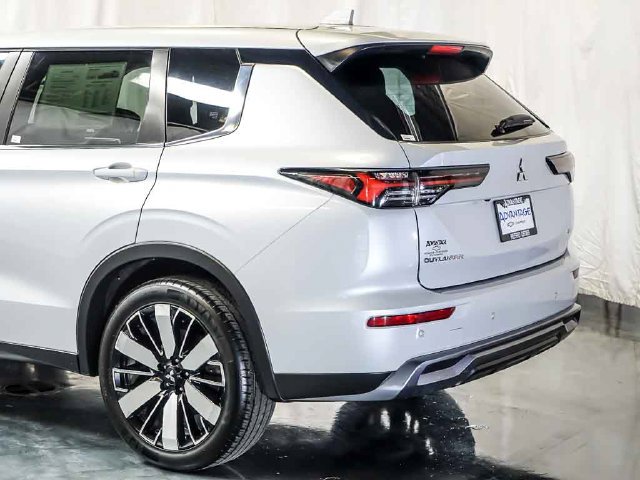Used 2025 Mitsubishi Outlander SE AWD/4WD image 10