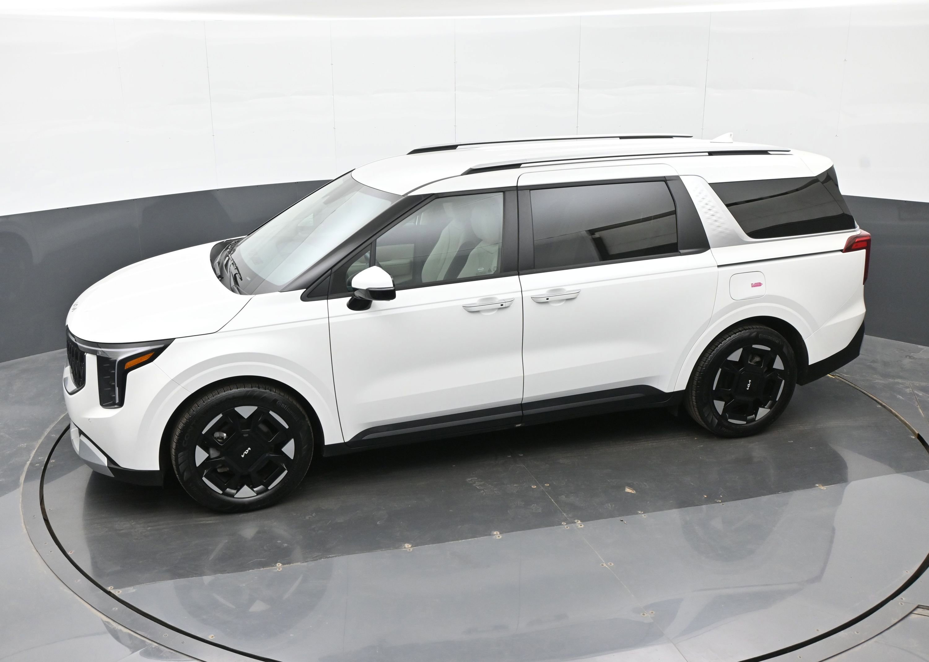 Used 2025 Kia Carnival EX image 20