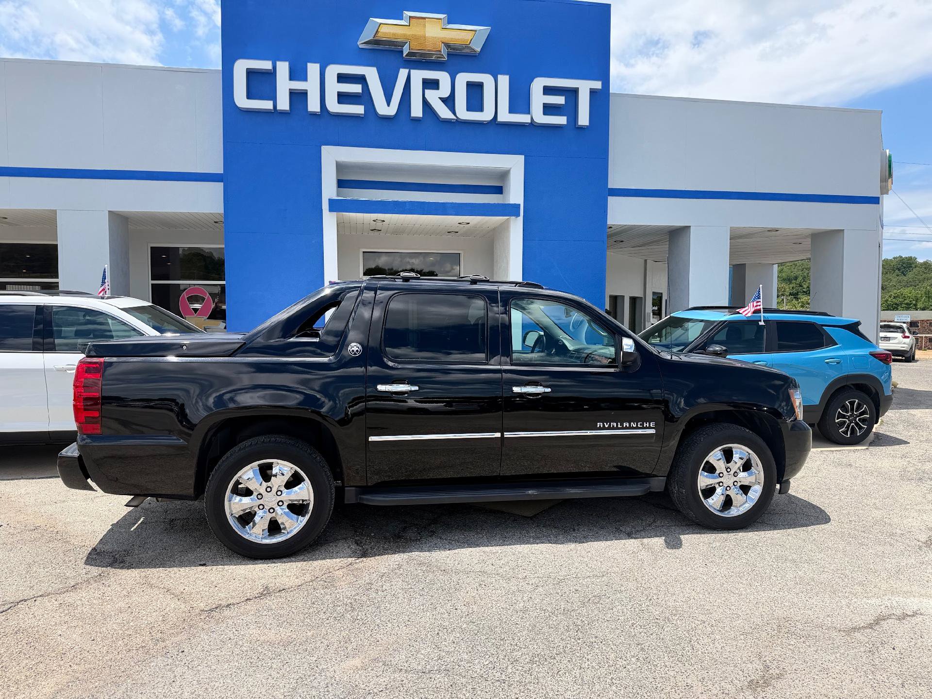 Used 2013 Chevrolet Avalanche LTZ AWD/4WD image 2