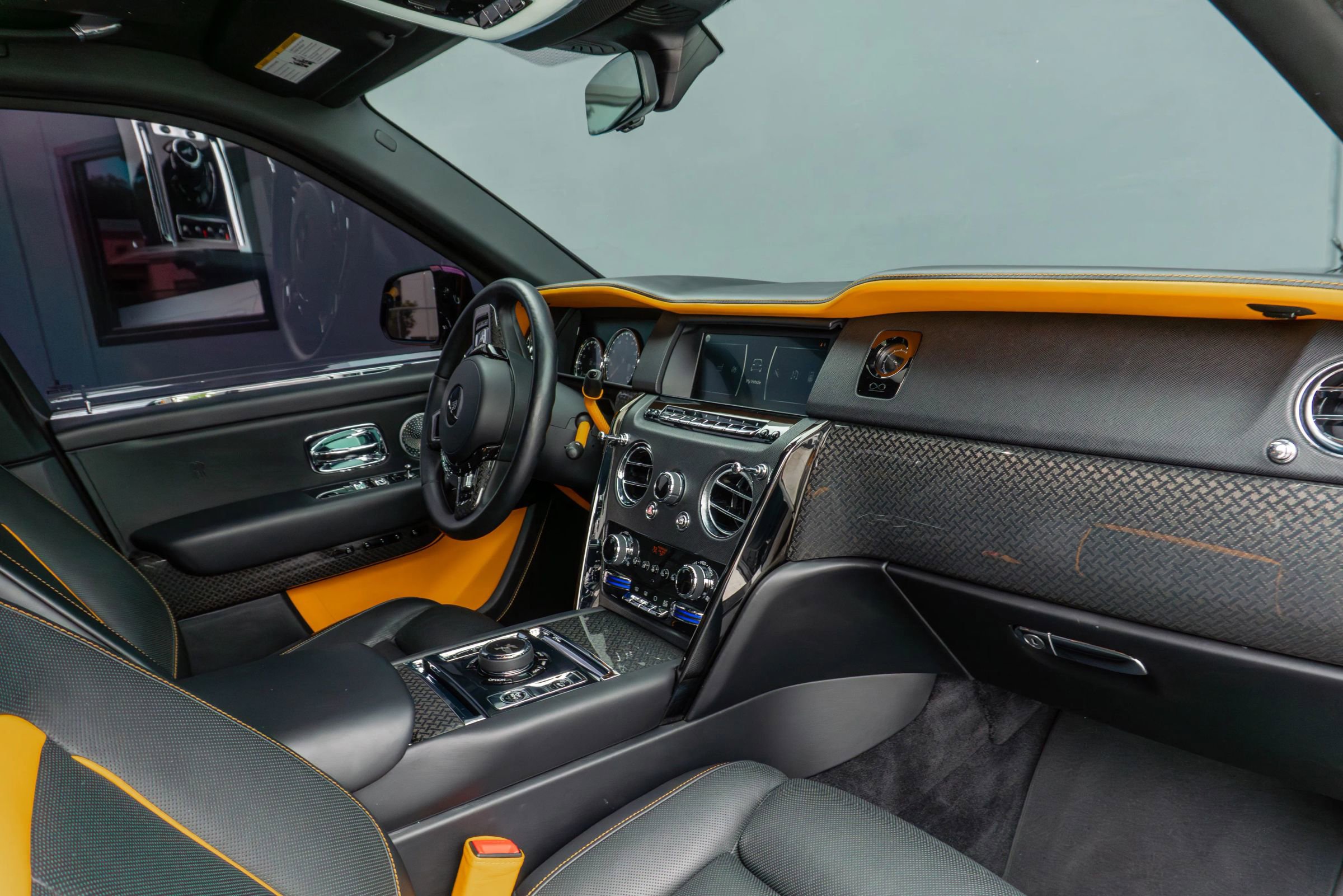 Used 2023 Rolls-Royce Cullinan Black Badge w/ Leather Finishing Pack image 15