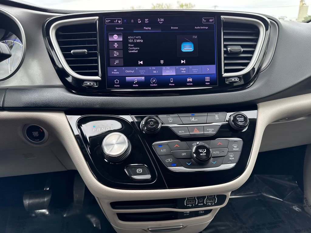 Used 2022 Chrysler Pacifica Touring-L FWD image 16