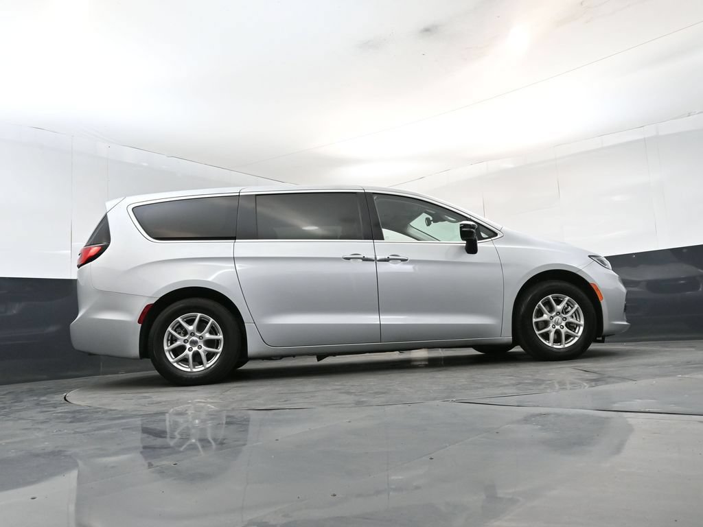 Used 2024 Chrysler Pacifica Touring-L FWD image 24