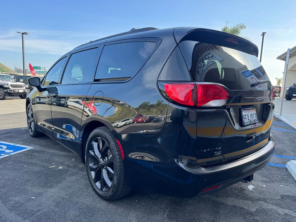 Used 2020 Chrysler Pacifica Limited image 3