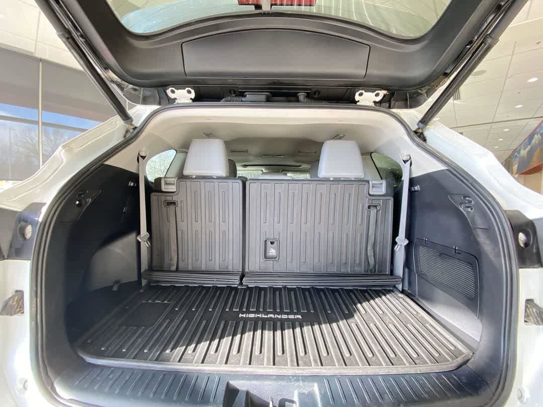 Used 2022 Toyota Highlander XLE AWD/4WD image 28