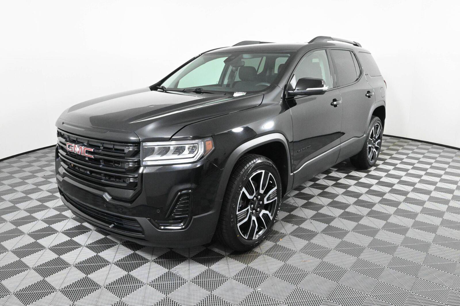 Used 2021 GMC Acadia SLE w/ Driver Convenience Package FWD image 2