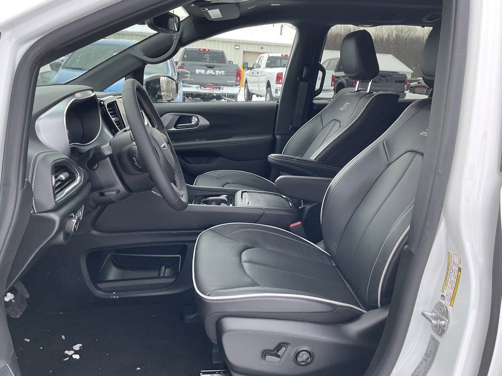 New 2026 Chrysler Pacifica Limited w/ Uconnect Theater Family Group image 8
