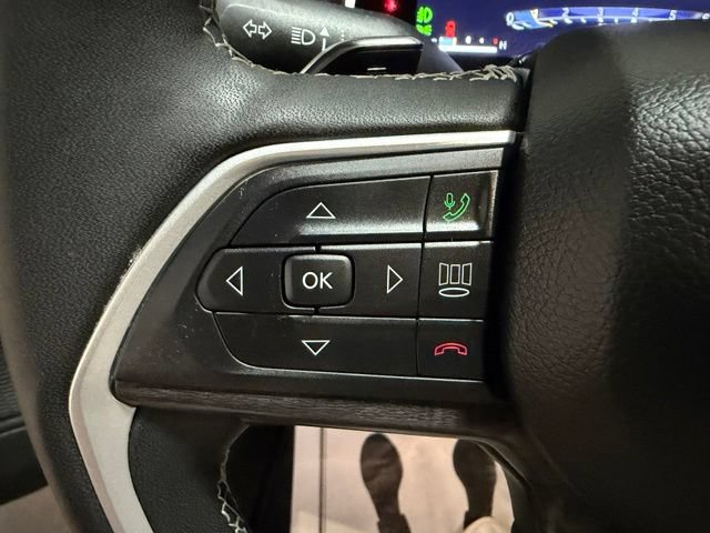 Used 2023 Jeep Grand Cherokee Limited w/ Black Appearance Package AWD/4WD image 32