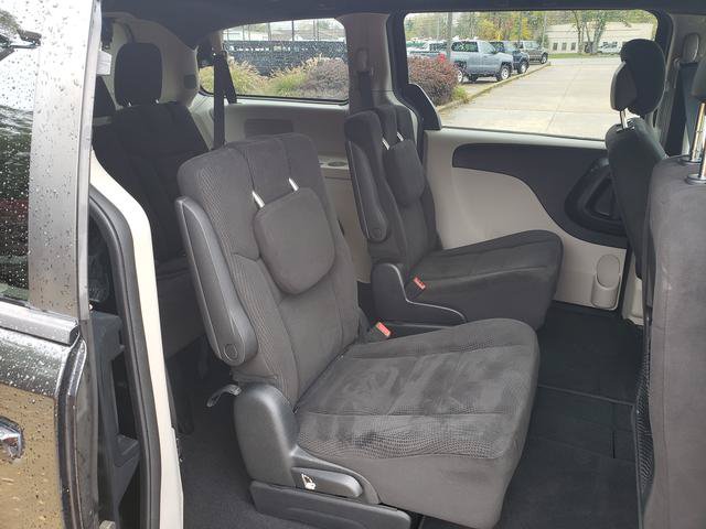 Used 2016 Dodge Grand Caravan SE FWD image 16