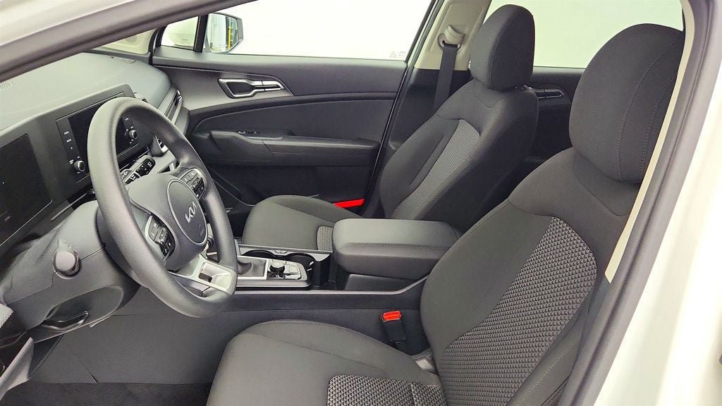 Used 2025 Kia Sportage LX FWD image 17
