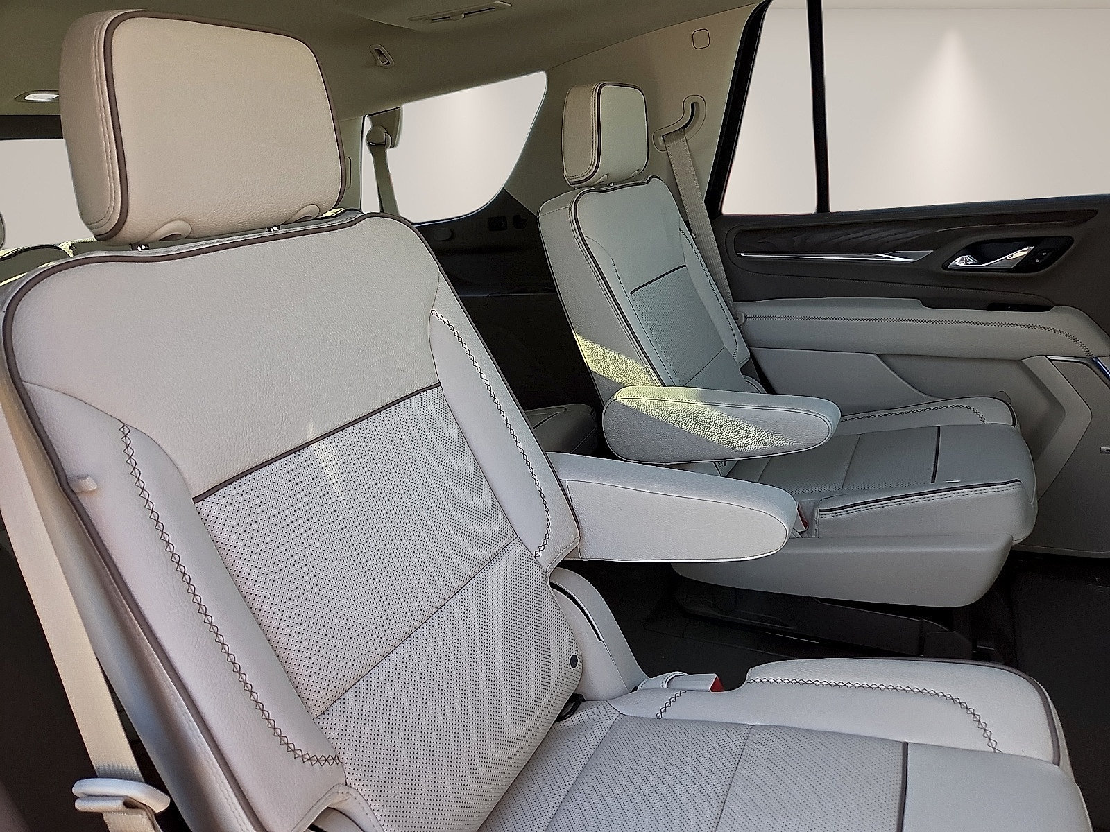 Used 2024 GMC Yukon Denali w/ Denali Reserve Package AWD/4WD image 9
