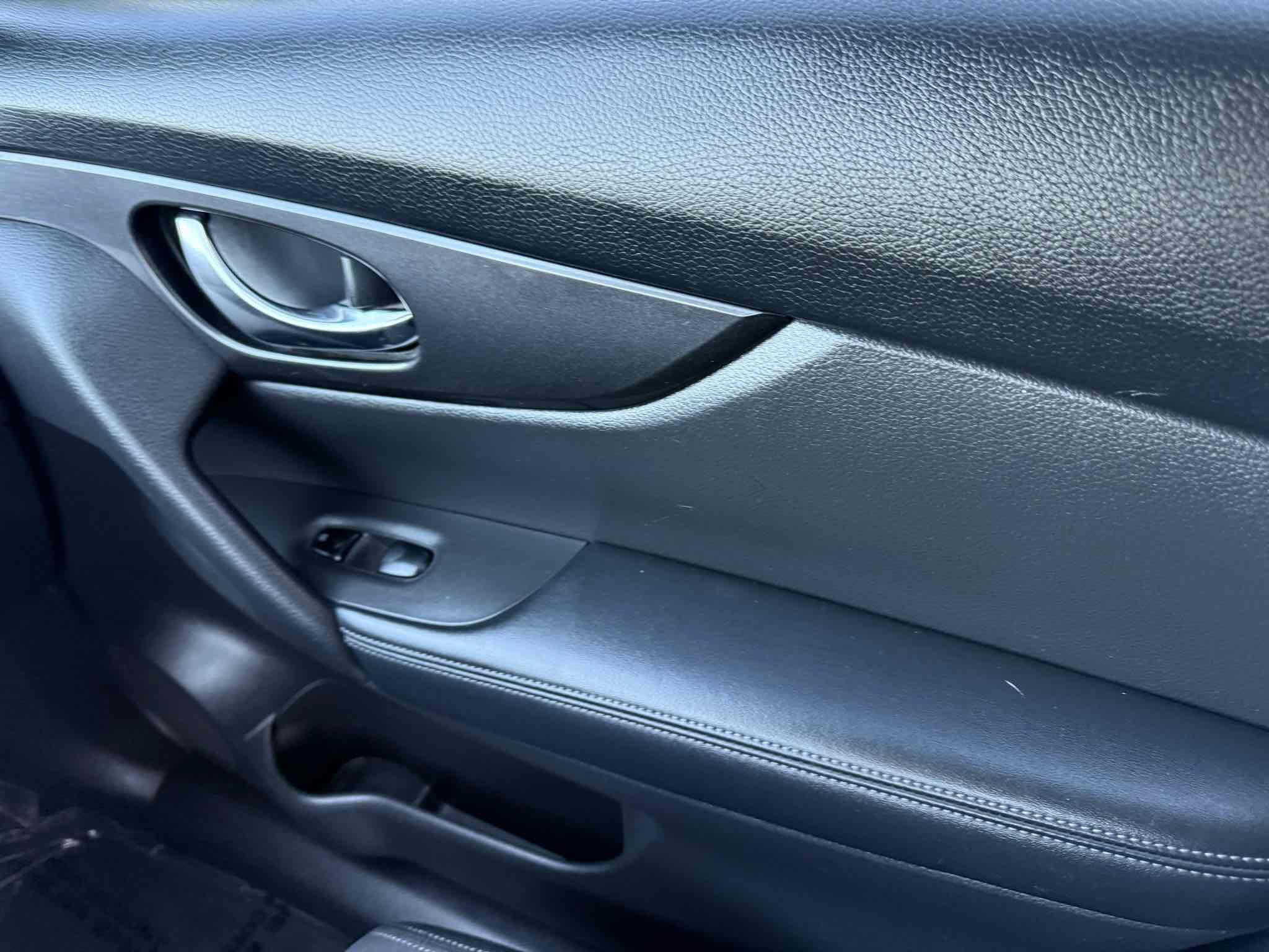 Used 2017 Nissan Rogue SV FWD image 60