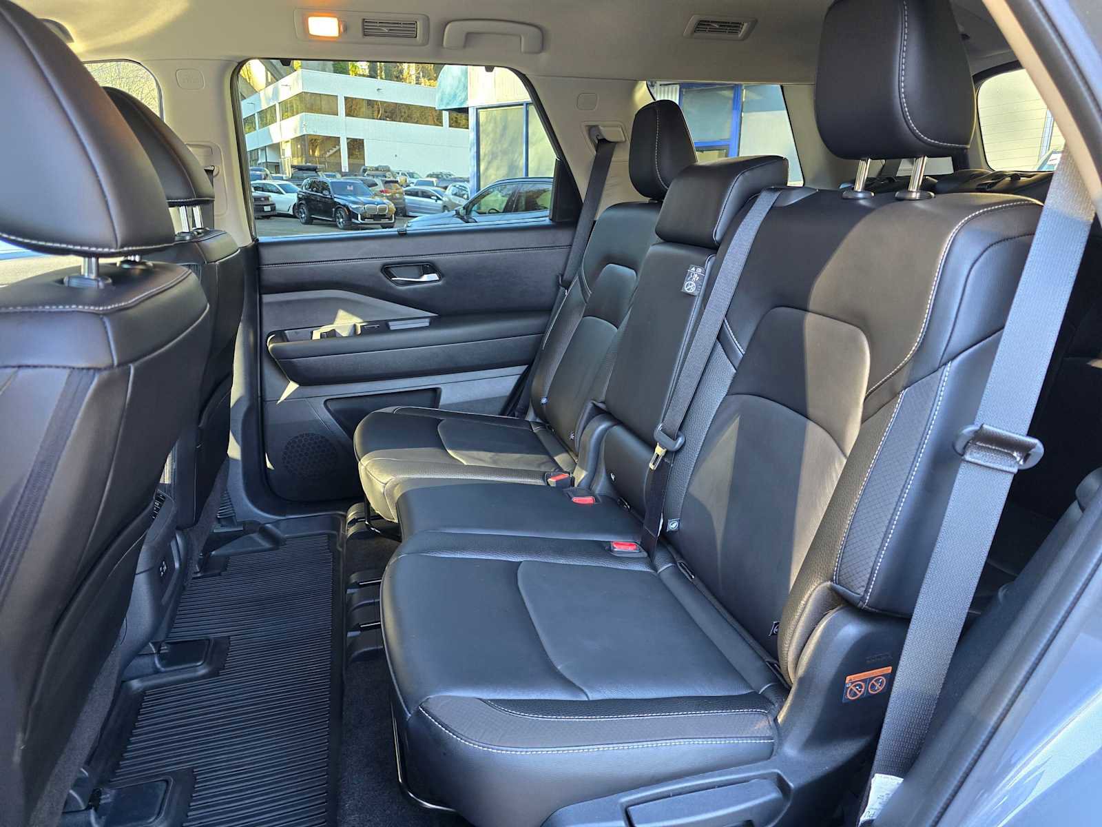 Used 2024 Nissan Pathfinder SL w/ Black Appearance Package image 17