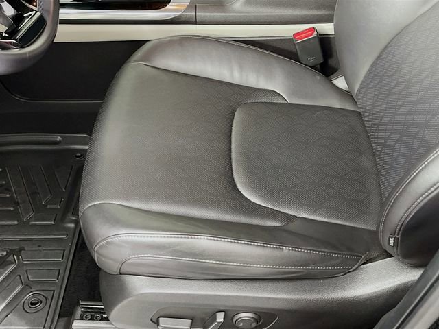 Used 2024 Kia Carnival EX image 20