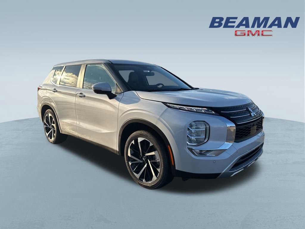 Used 2024 Mitsubishi Outlander SE image 1